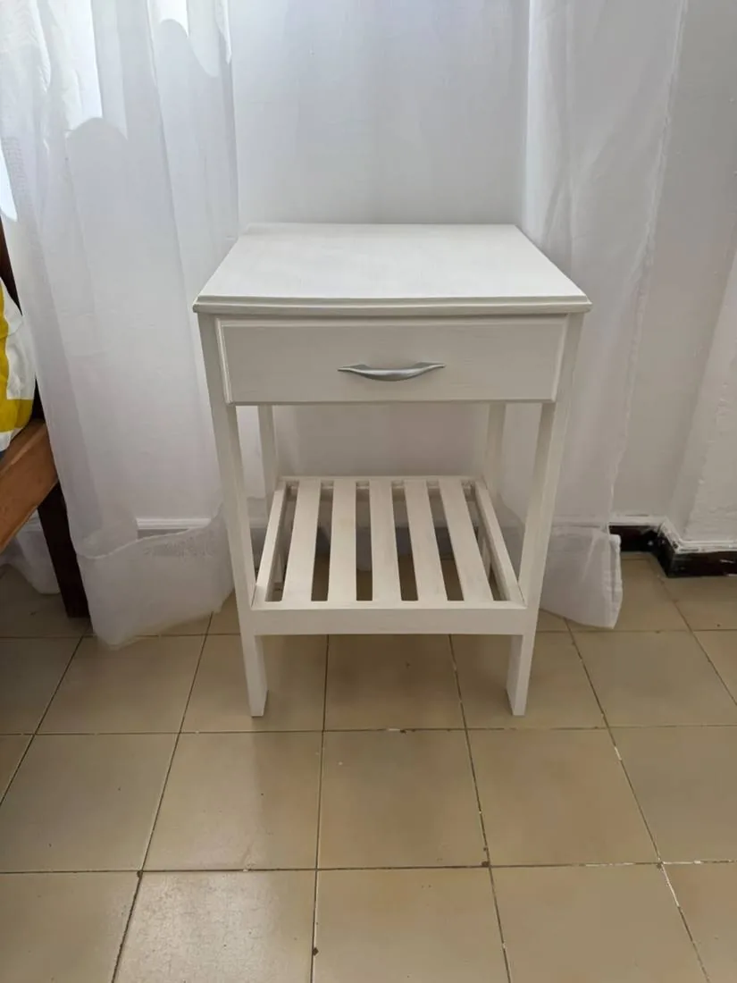 Mesa de luz con cajón y estante