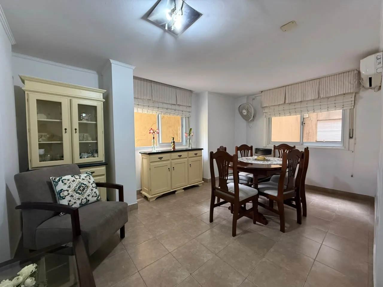 El living comedor, con dos ventanas, aire acondicionado split y terminaciones con molduras