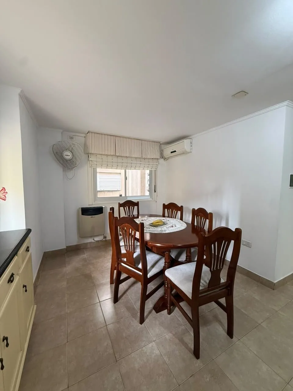 El comedor, con el calefactor bajo la ventana