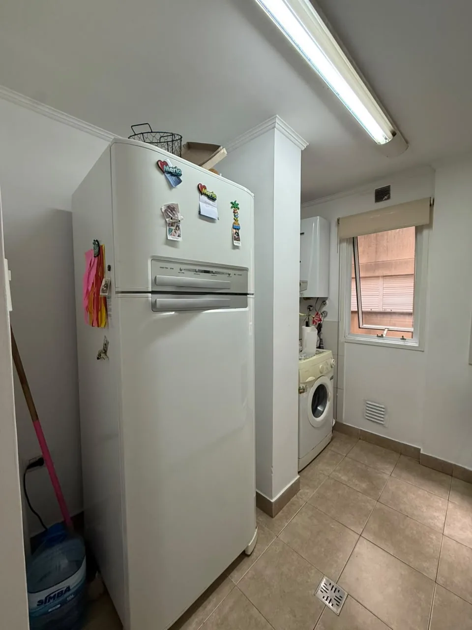 Lugar para la heladera y el lavarropas, junto a la ventana