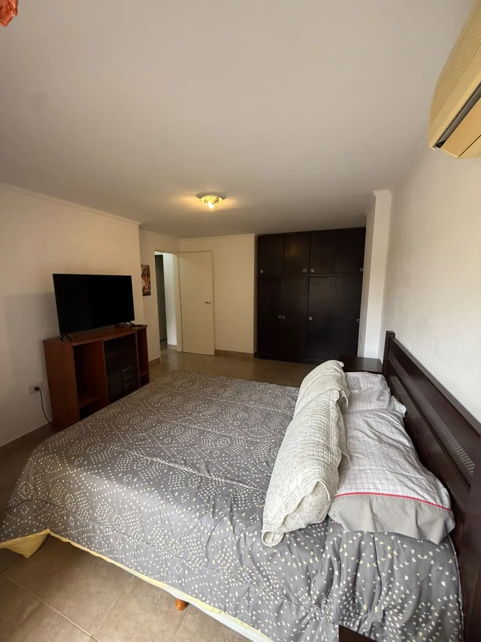 El dormitorio principal hacia el placard y la puerta