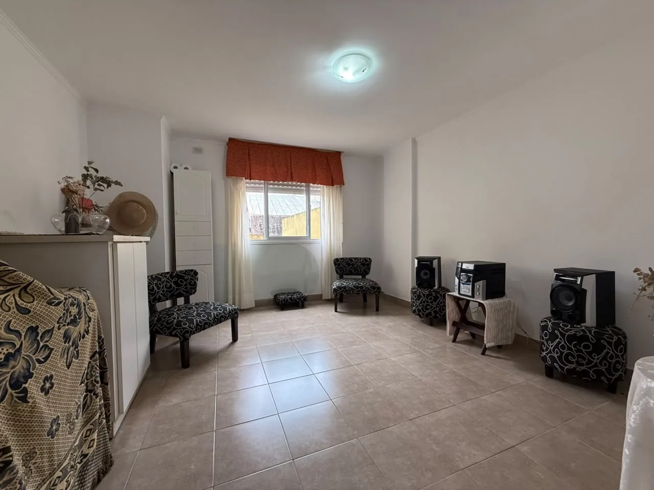El segundo dormitorio, grande y luminoso, con ventana