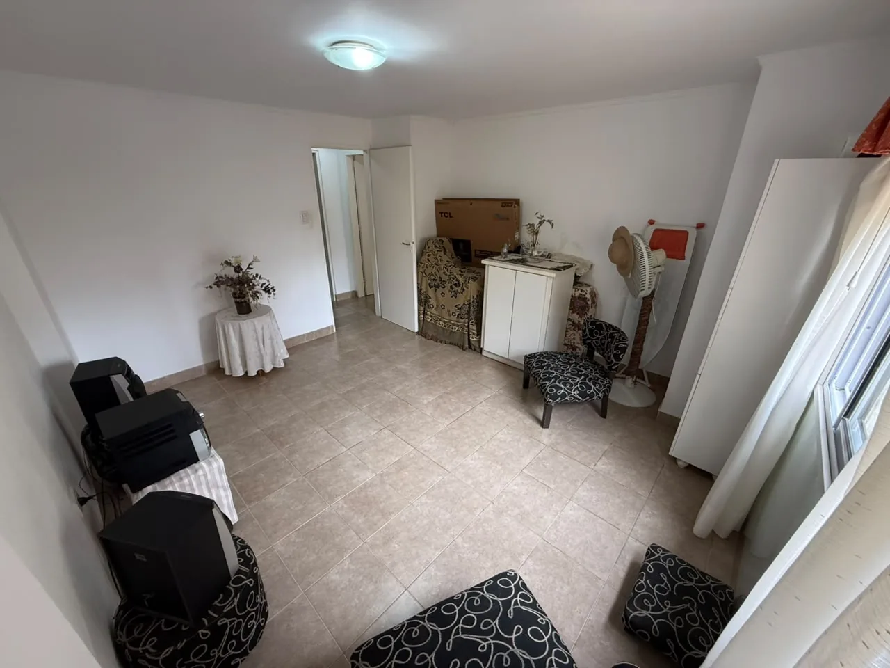El segundo dormitorio hacia la puerta, con espacio de sobra