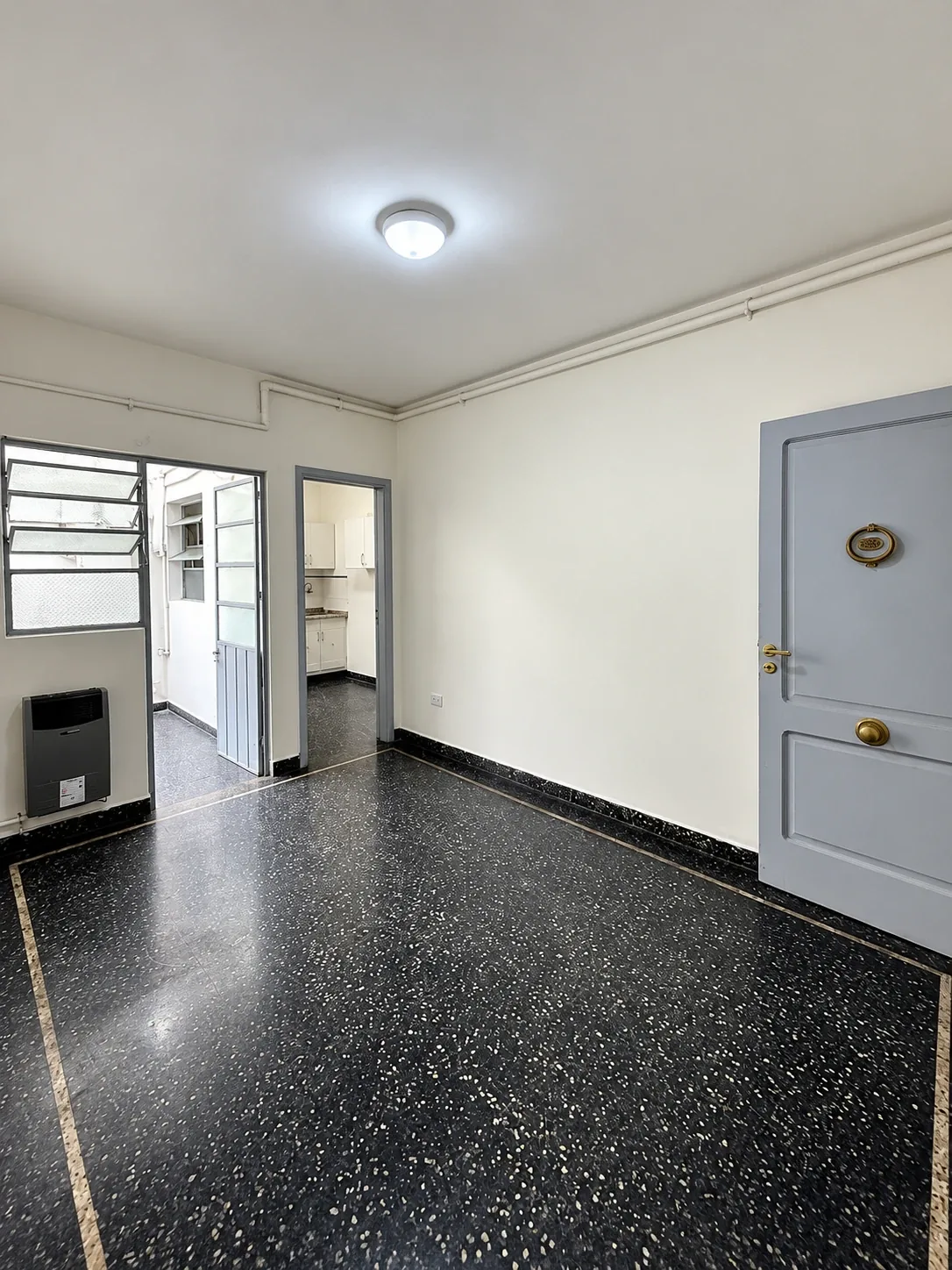 Comedor con calefactor y pisos graníticos, con salida al patio interno y a la cocina