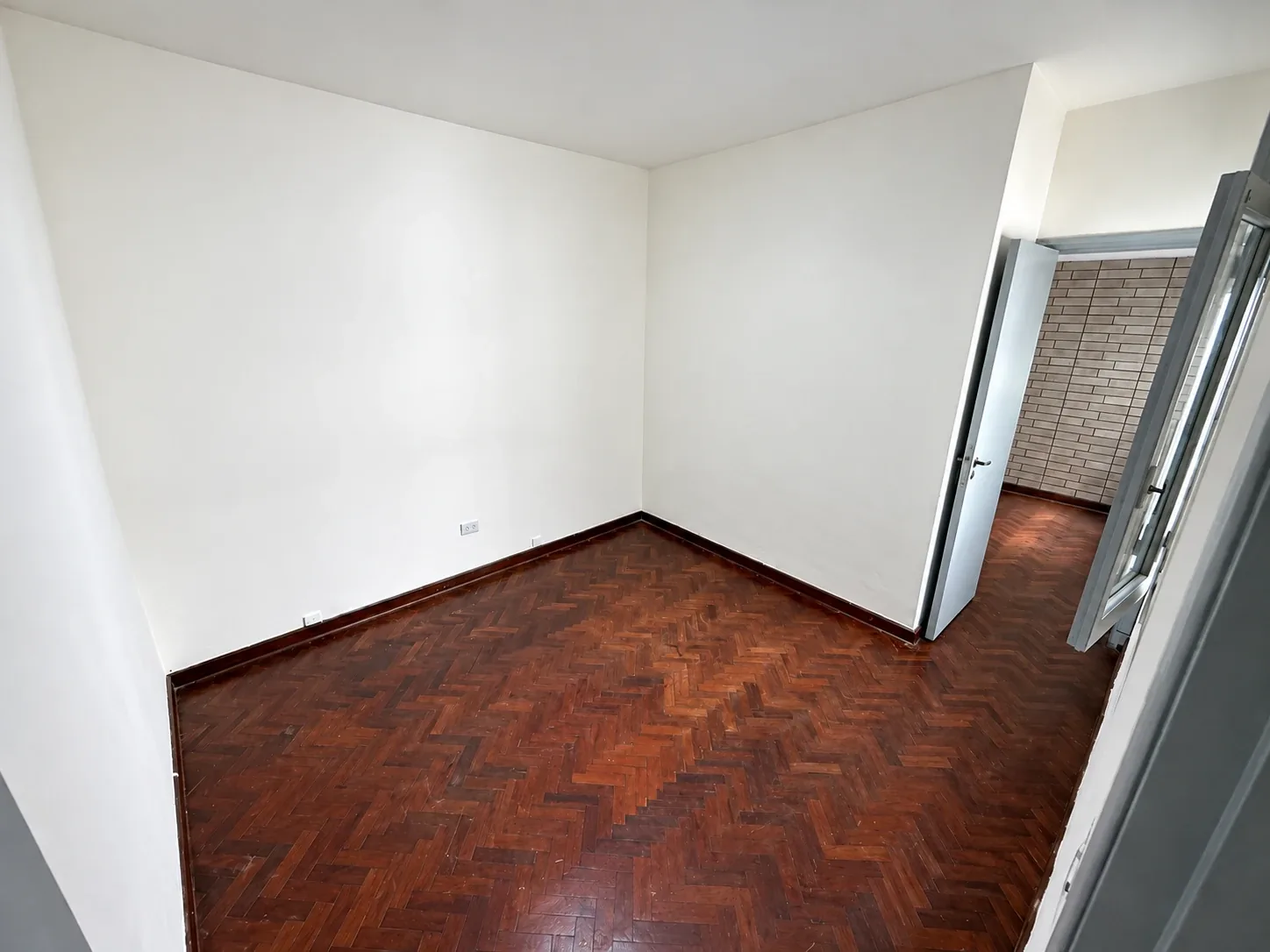 El segundo dormitorio, con piso de parquet
