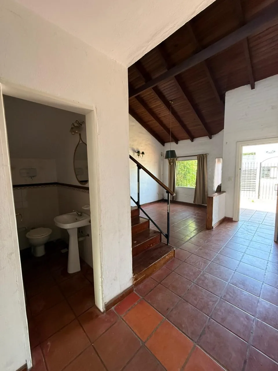 El ingreso, con un baño a un lado y la escalera a la planta alta