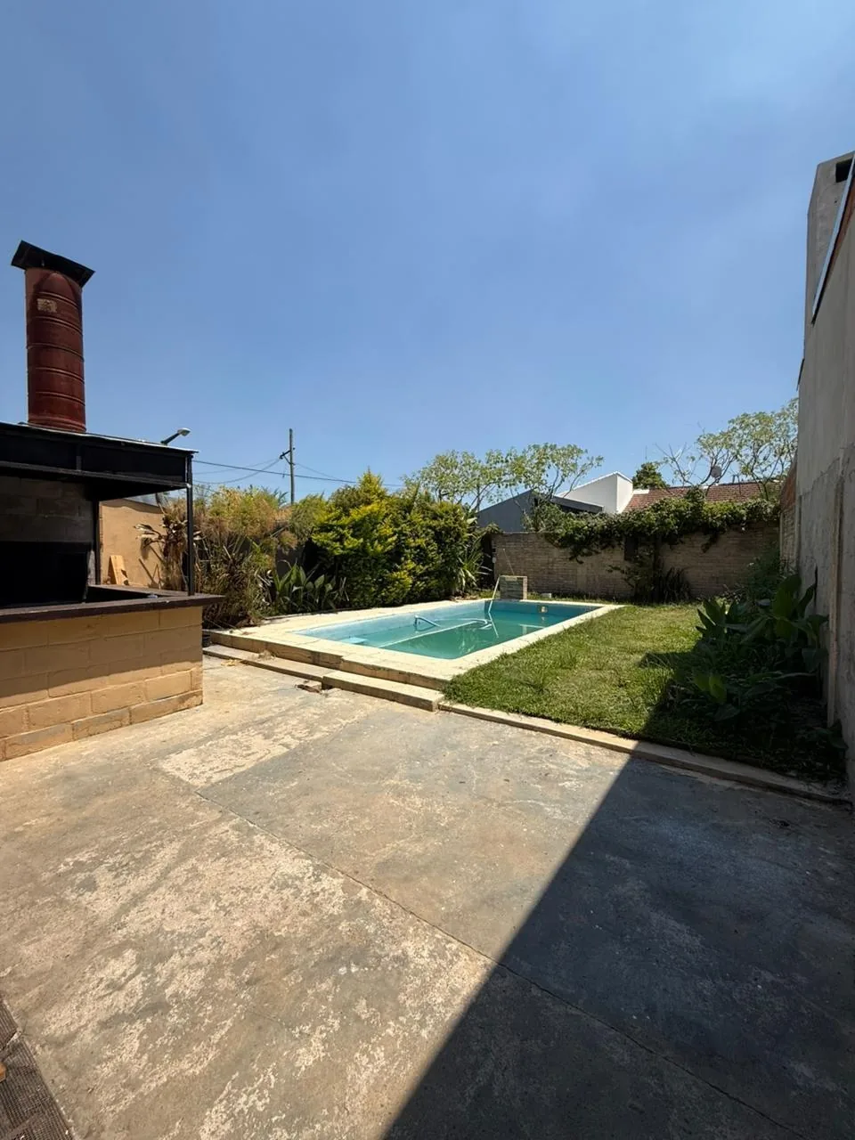 La pileta, el patio y el quincho con parrilla