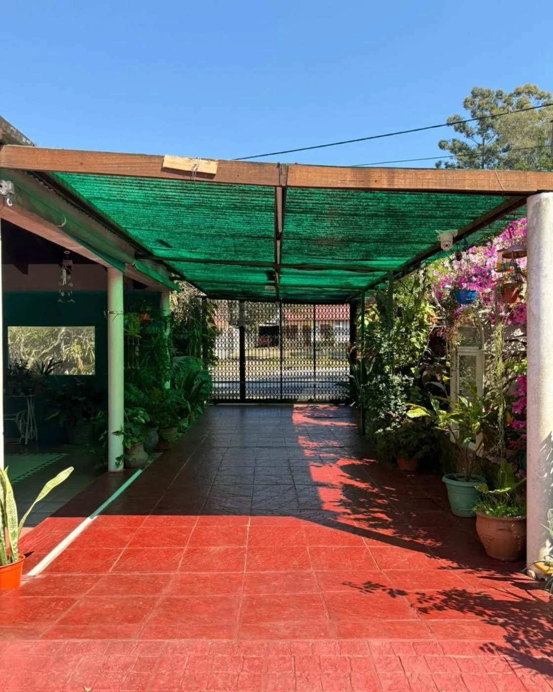 Garage semicubierto con portón automático, para dos vehículos