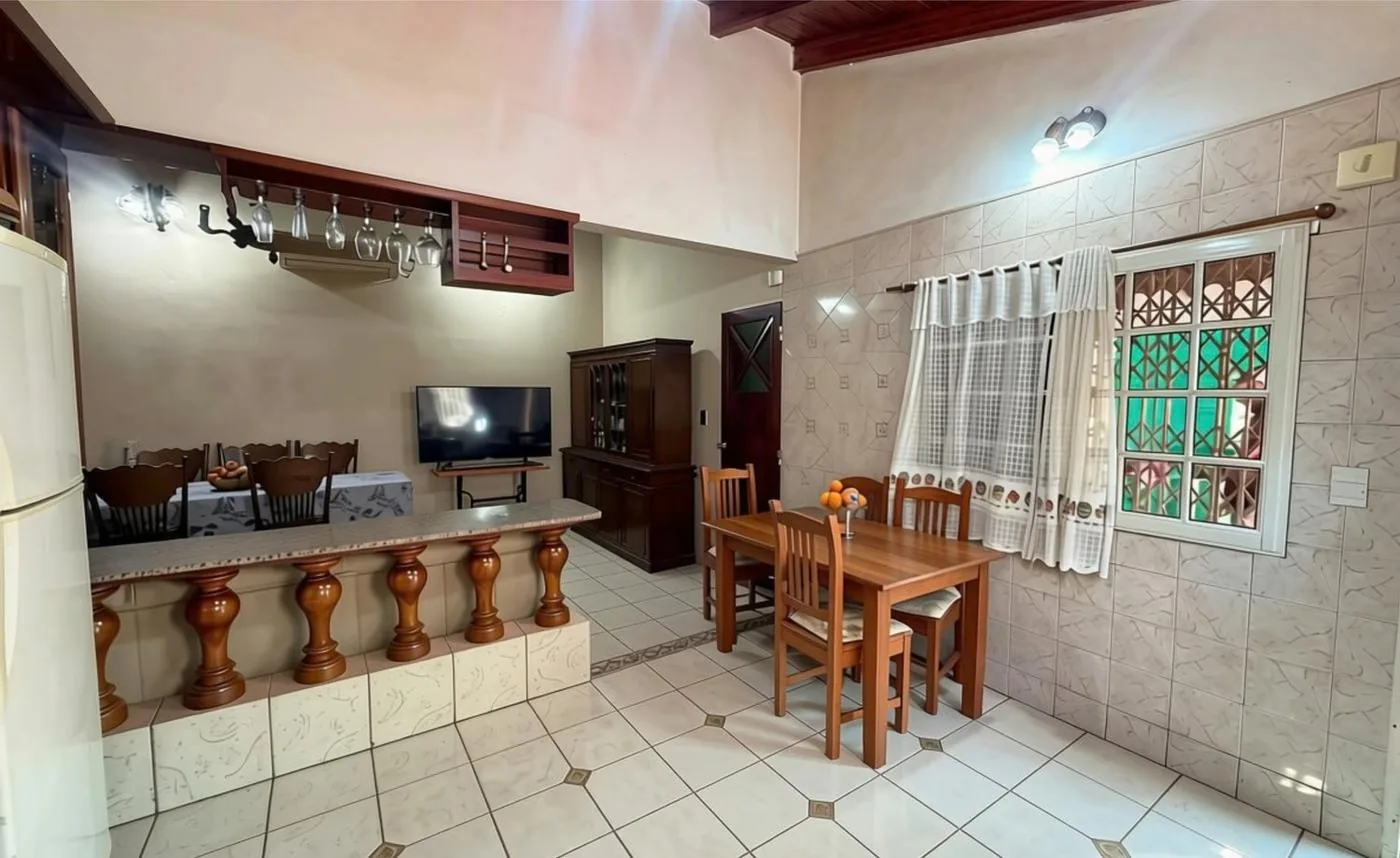 La barra desayunadora con balaustres torneados, que separa la cocina del comedor sin cerrarla