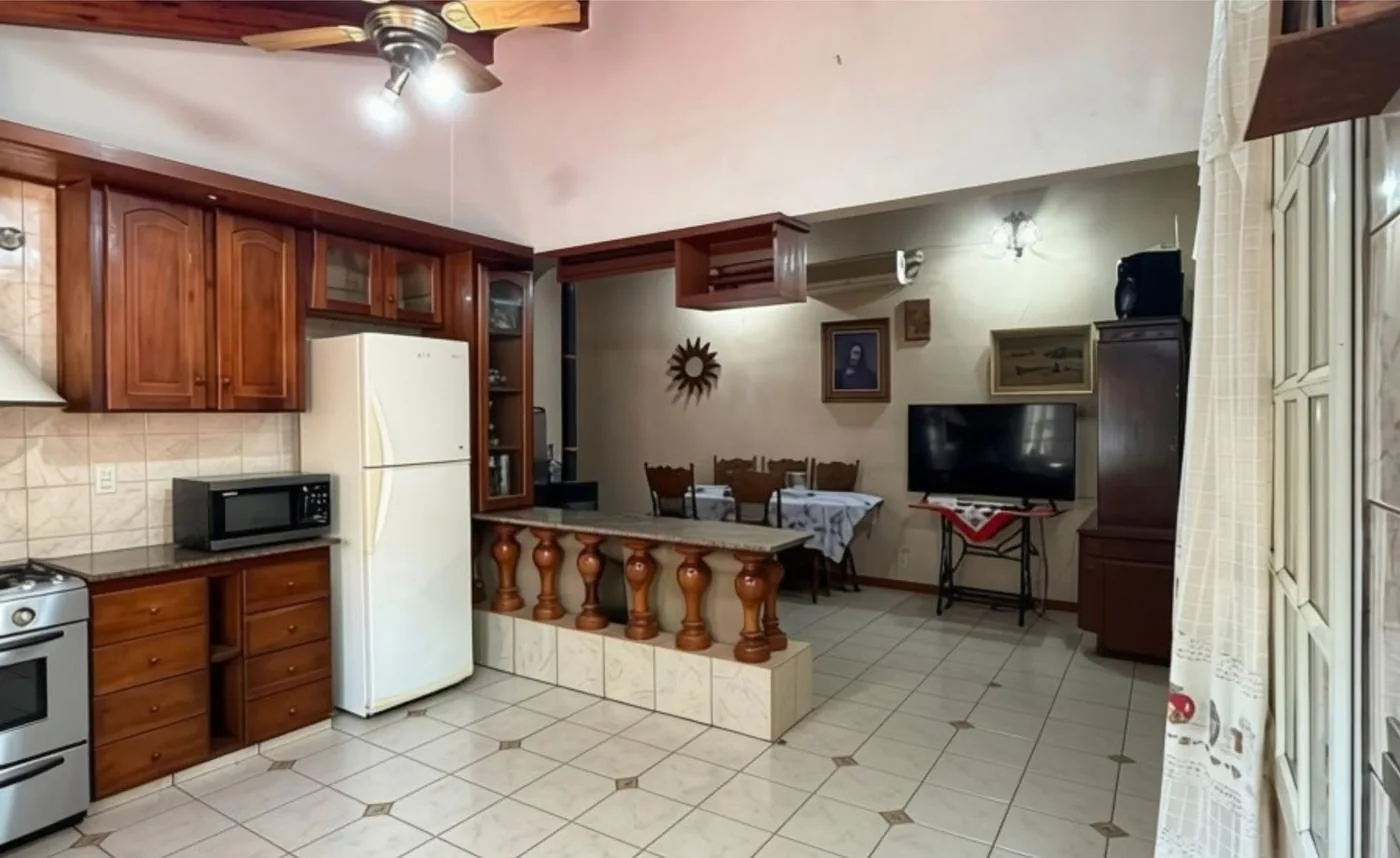 El comedor y el living vistos desde la cocina