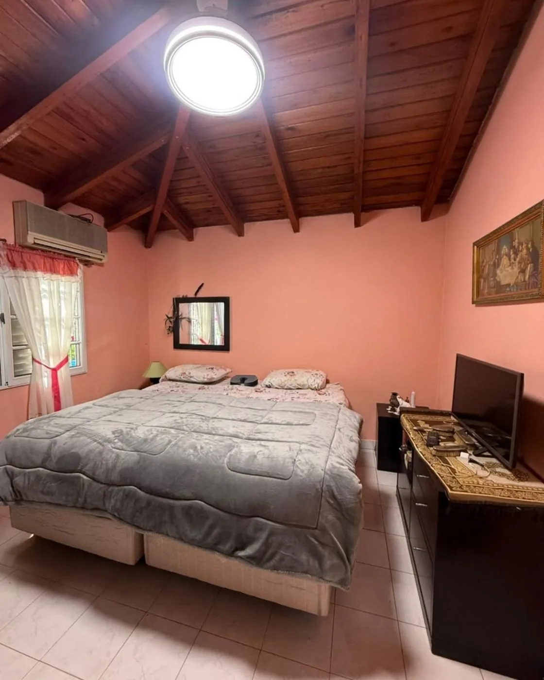 Dormitorio principal, con techo de madera, aire acondicionado y calefactor