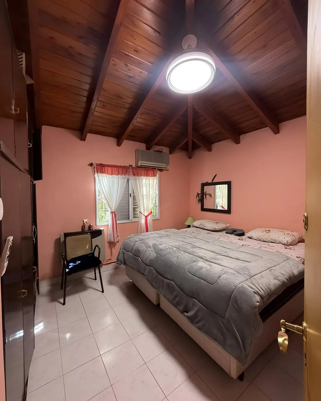 El principal, con placard empotrado y ventana al jardín