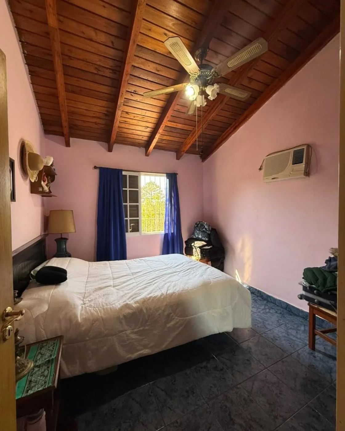 Segundo dormitorio, con aire acondicionado y ventilador de techo