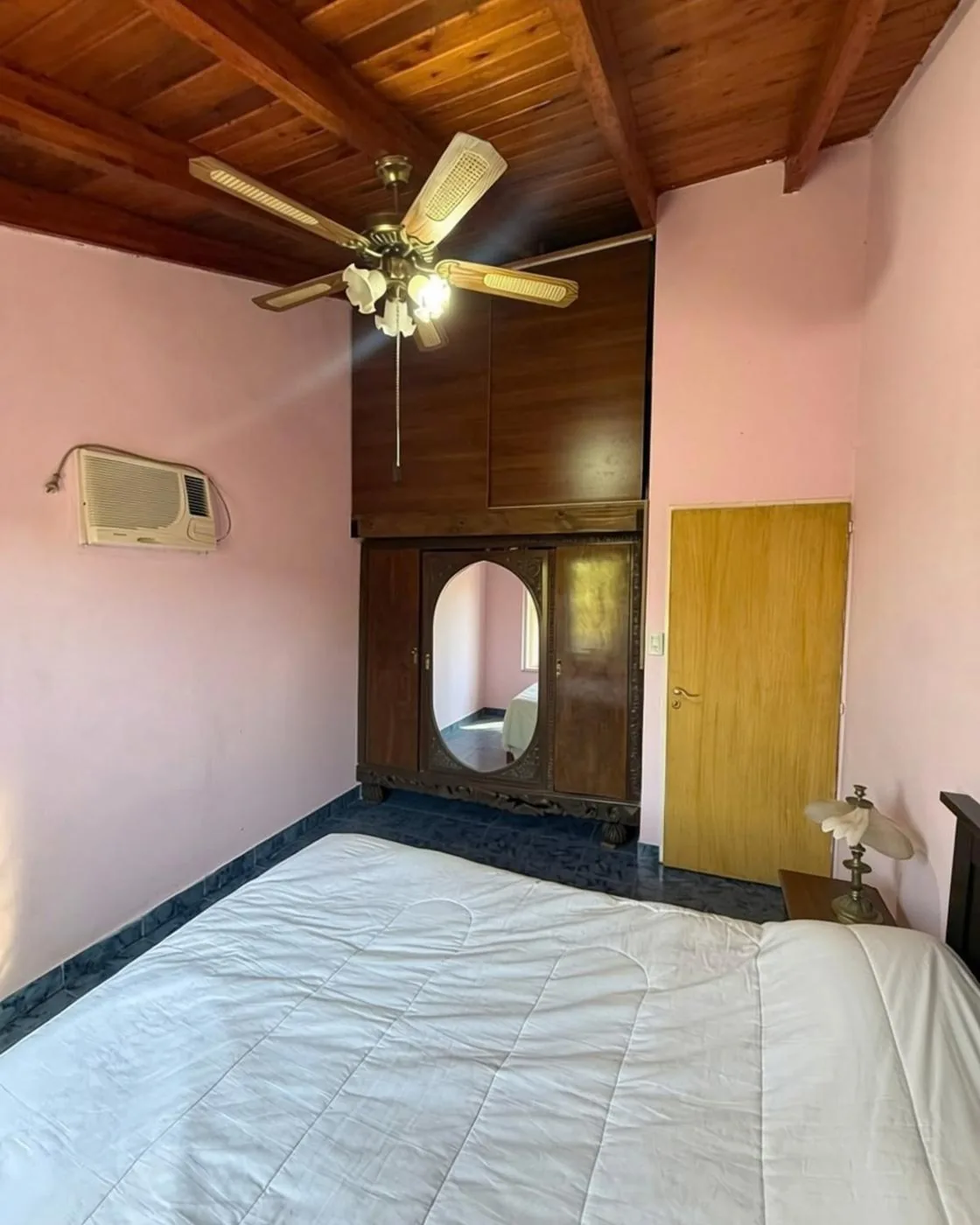 Placard empotrado de piso a techo en el segundo dormitorio