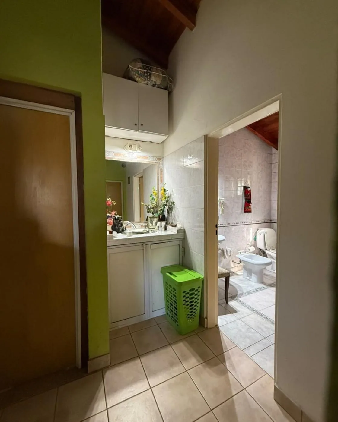 El antebaño con bacha y espejo, que permite usar el baño de a dos