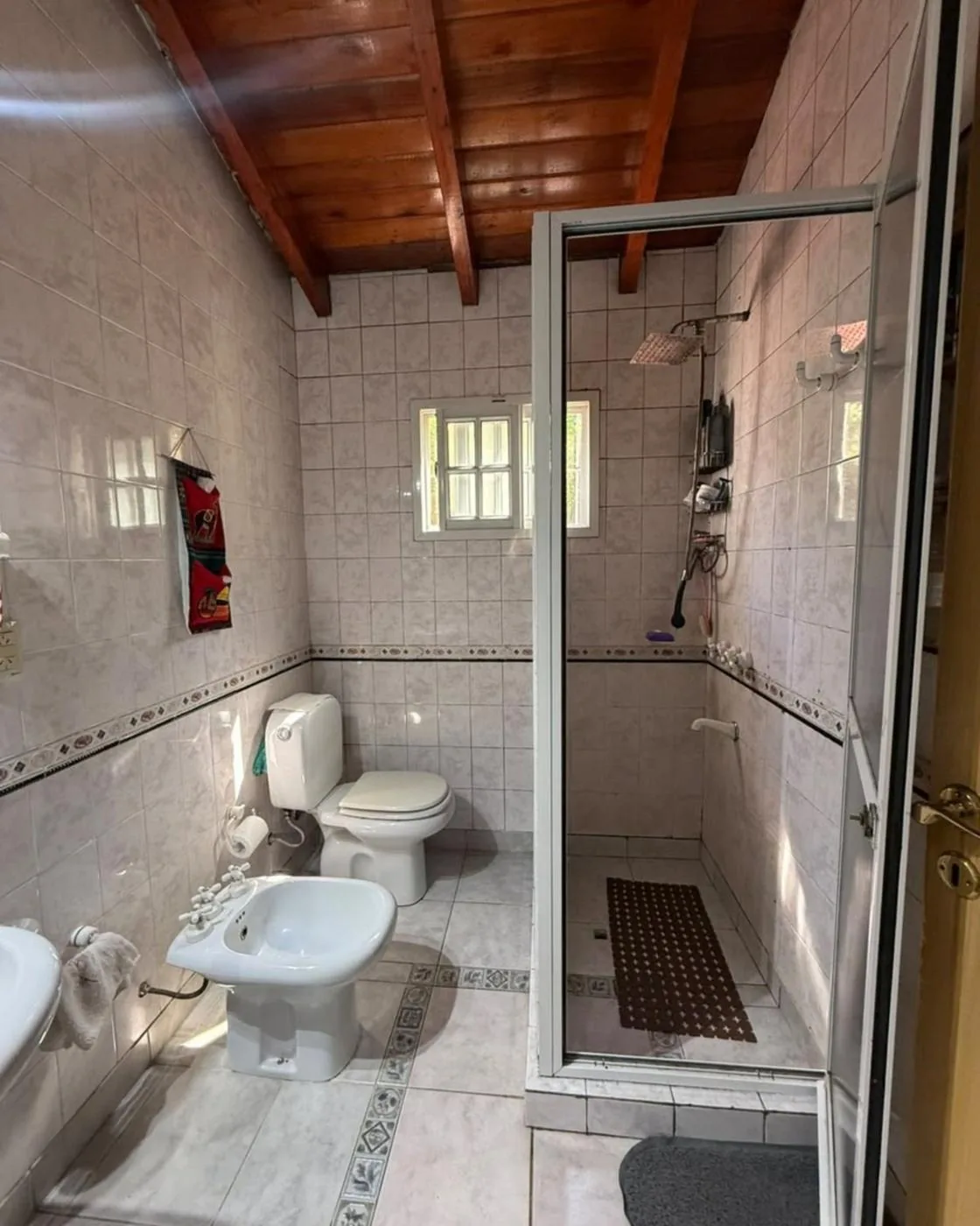 Box de ducha con mampara y ventana de ventilación