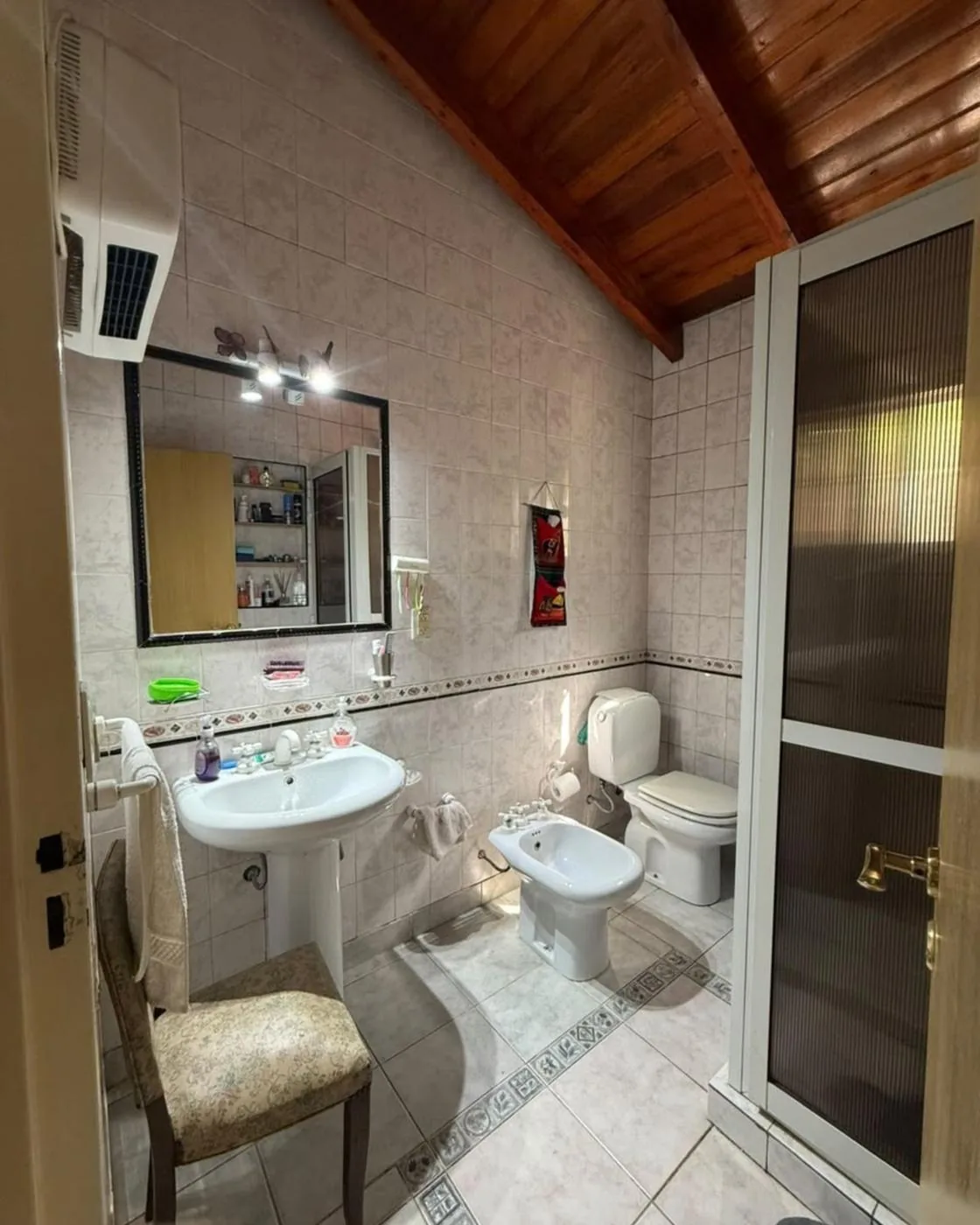 Baño completo, con lavatorio, bidet, inodoro y box de ducha