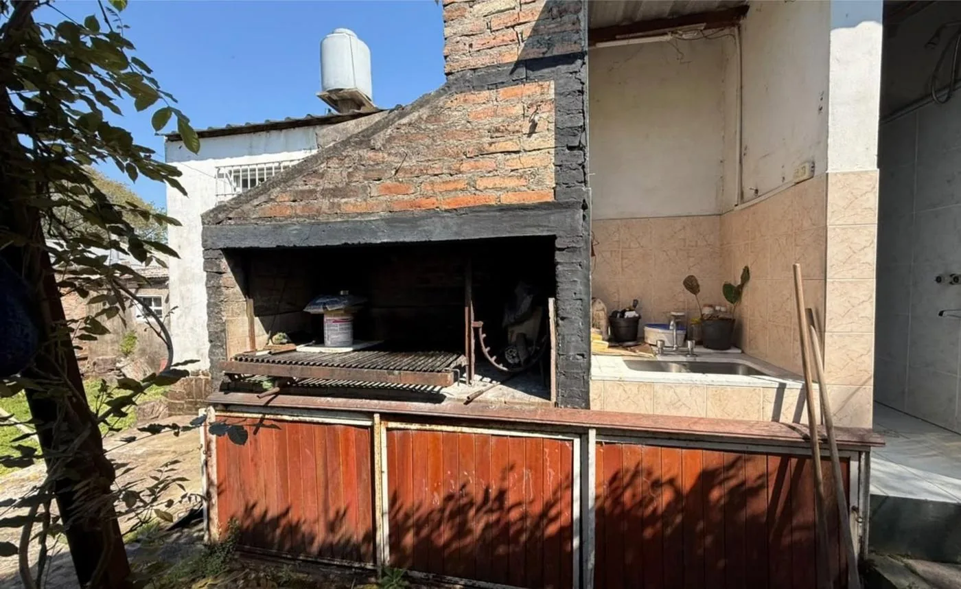 Parrilla de obra con mesada y pileta de lavar propia