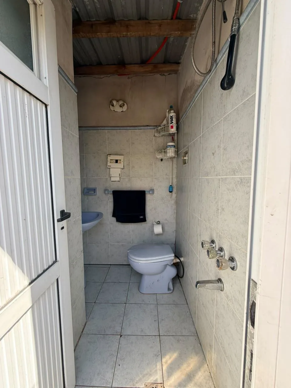 Toilette exterior en el sector de la parrilla, con ducha: a pasos de la pileta