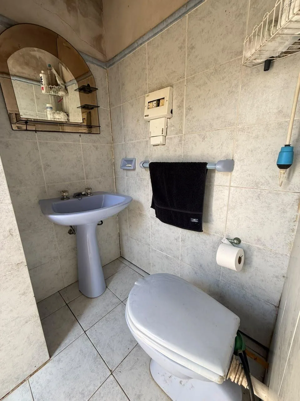 El toilette exterior, con lavatorio e inodoro