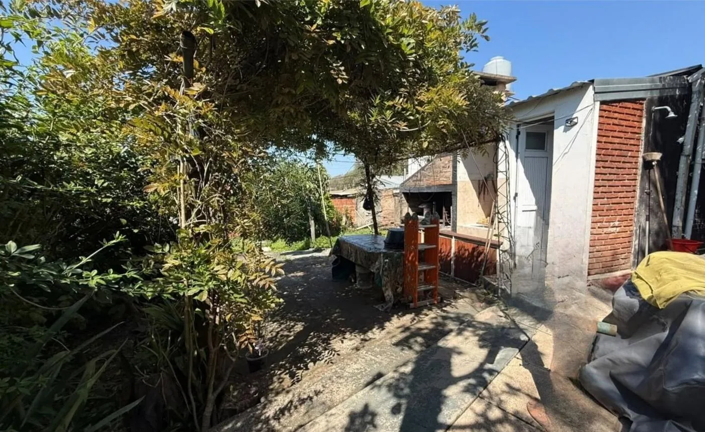 El patio entre la pérgola y la segunda casa