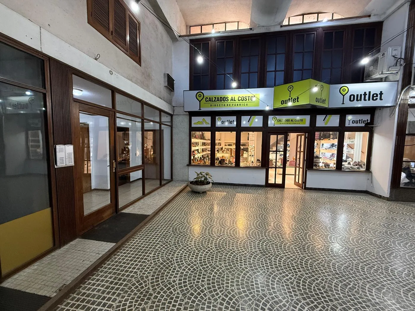El ingreso al edificio, dentro de la Galería Entre Ríos, con locales comerciales en planta baja
