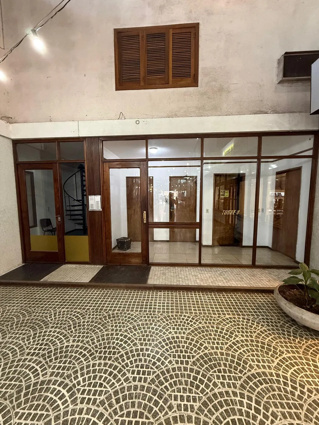 La puerta de acceso a la Torre II, con portero eléctrico
