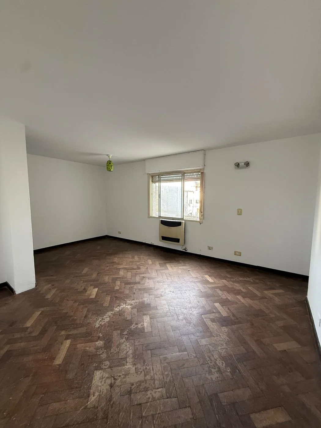 El sector del comedor, con ventana y calefactor a gas