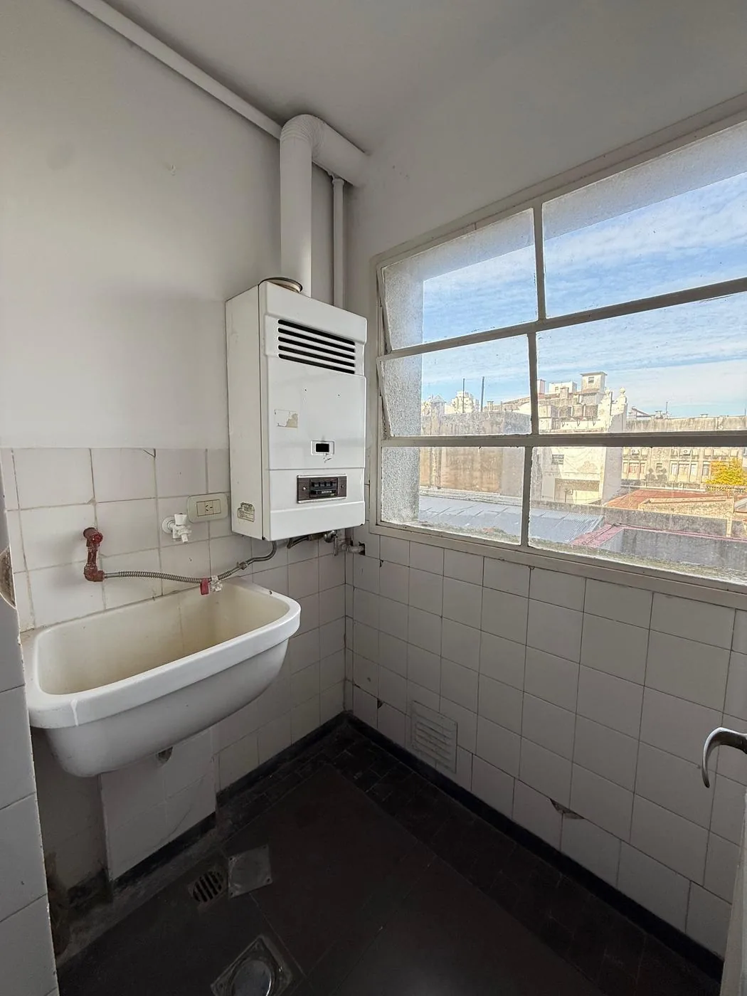 Lavadero sectorizado, con pileta, calefón y ventana propia