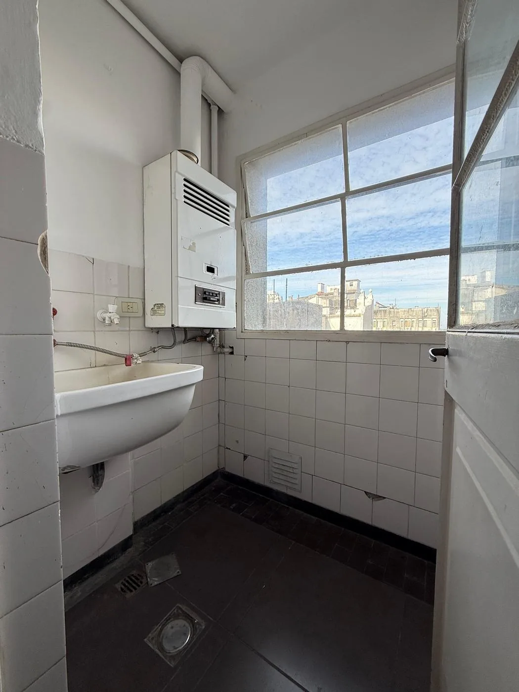 El lavadero, con ventana amplia y buena ventilación