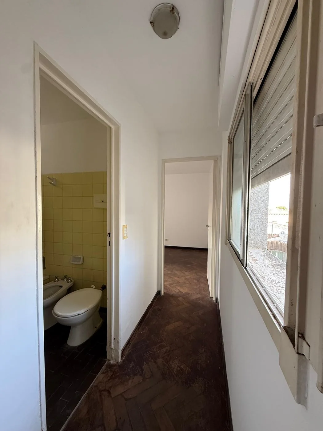El pasillo del sector íntimo, con el baño a la izquierda y los dos dormitorios