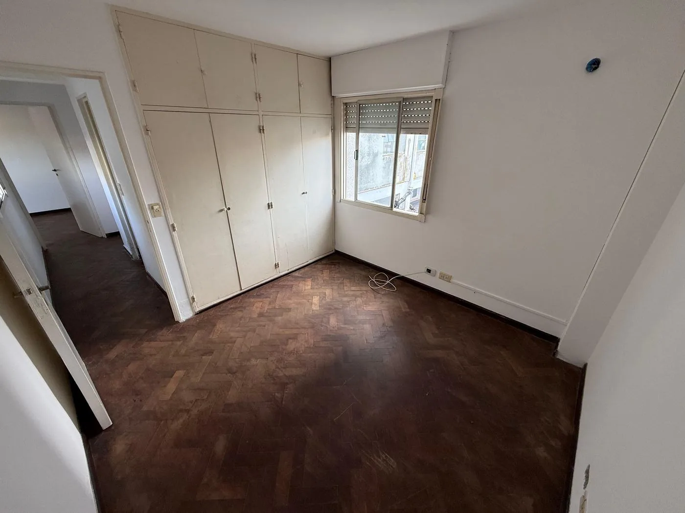 Dormitorio principal, con placard empotrado de piso a techo y ventana con vista abierta