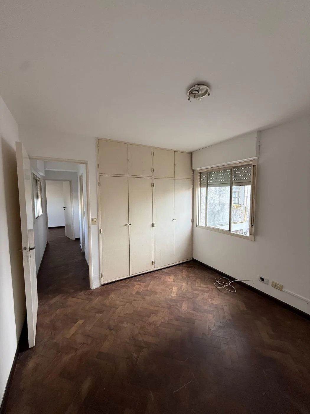 El principal desde la puerta, con parquet en espina de pescado