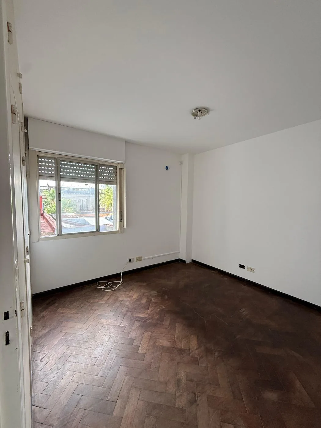 Segundo dormitorio, con ventana y parquet