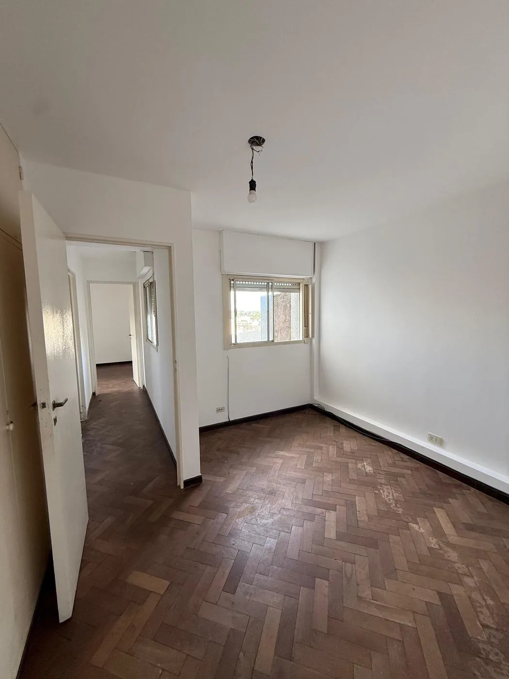 El segundo dormitorio hacia el pasillo