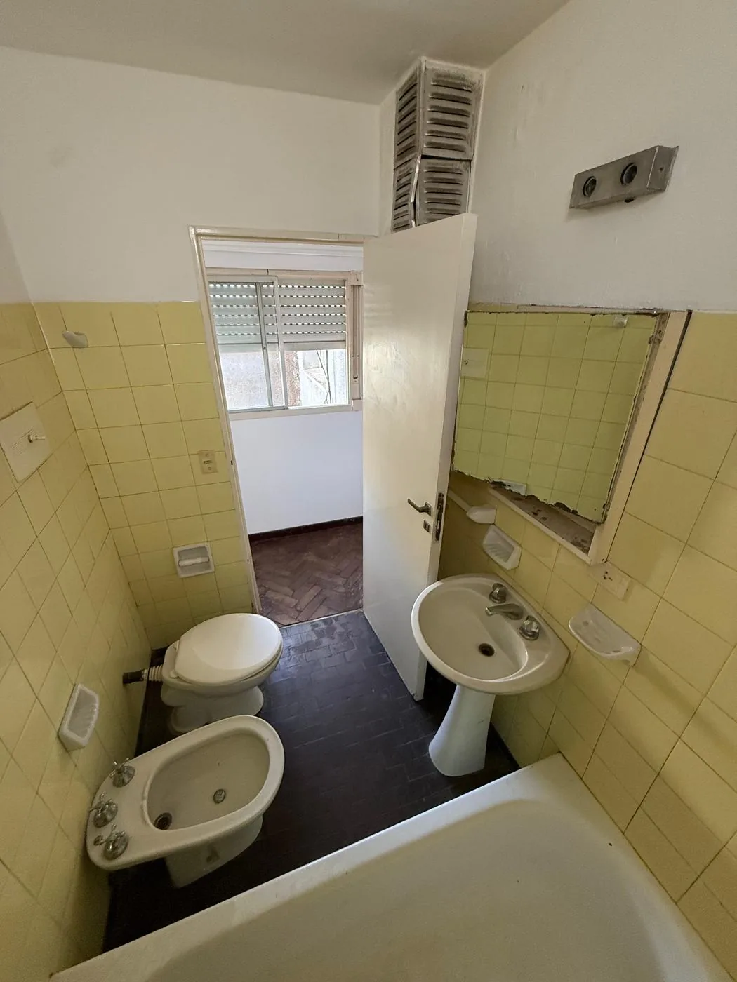 Baño completo, con bañera, bidet, inodoro y lavatorio