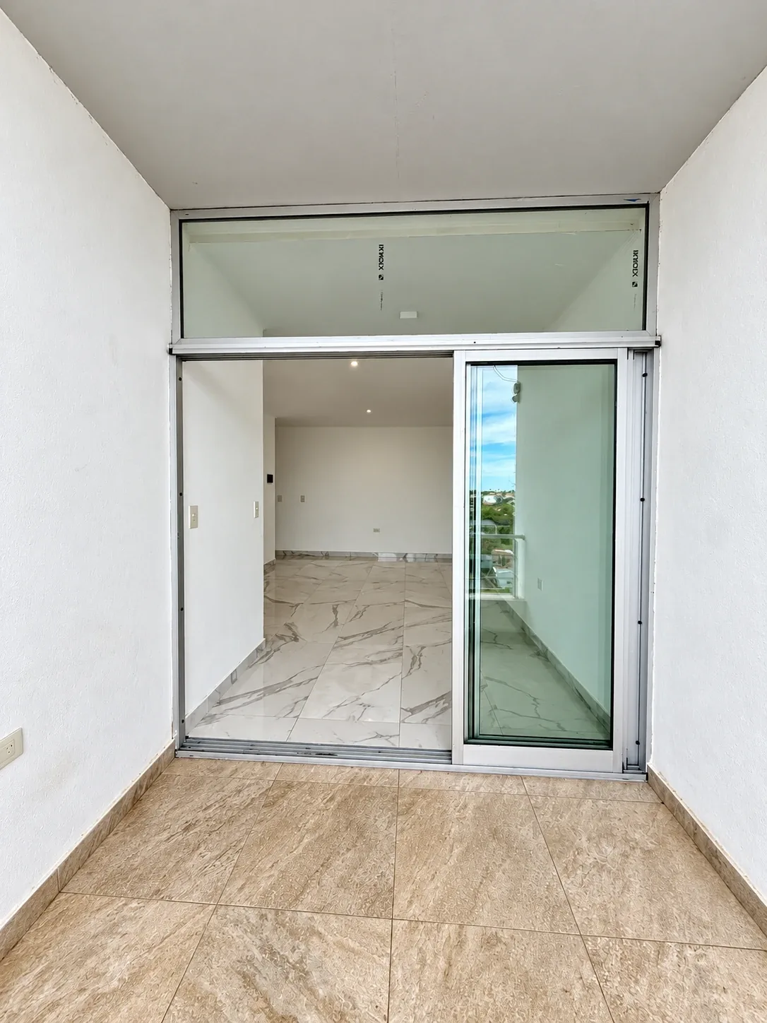 Desde el balcón hacia el living comedor