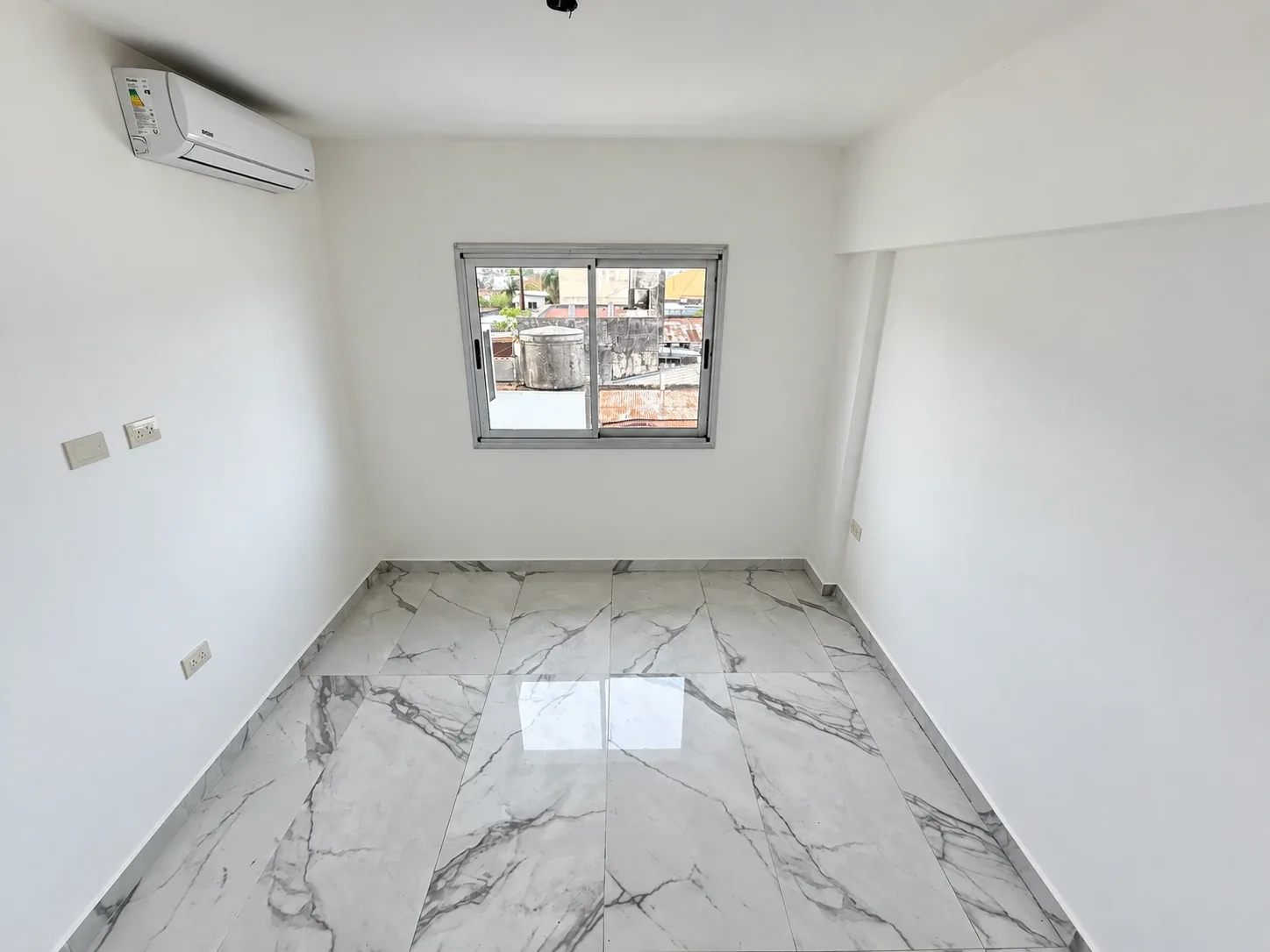 El dormitorio hacia la ventana