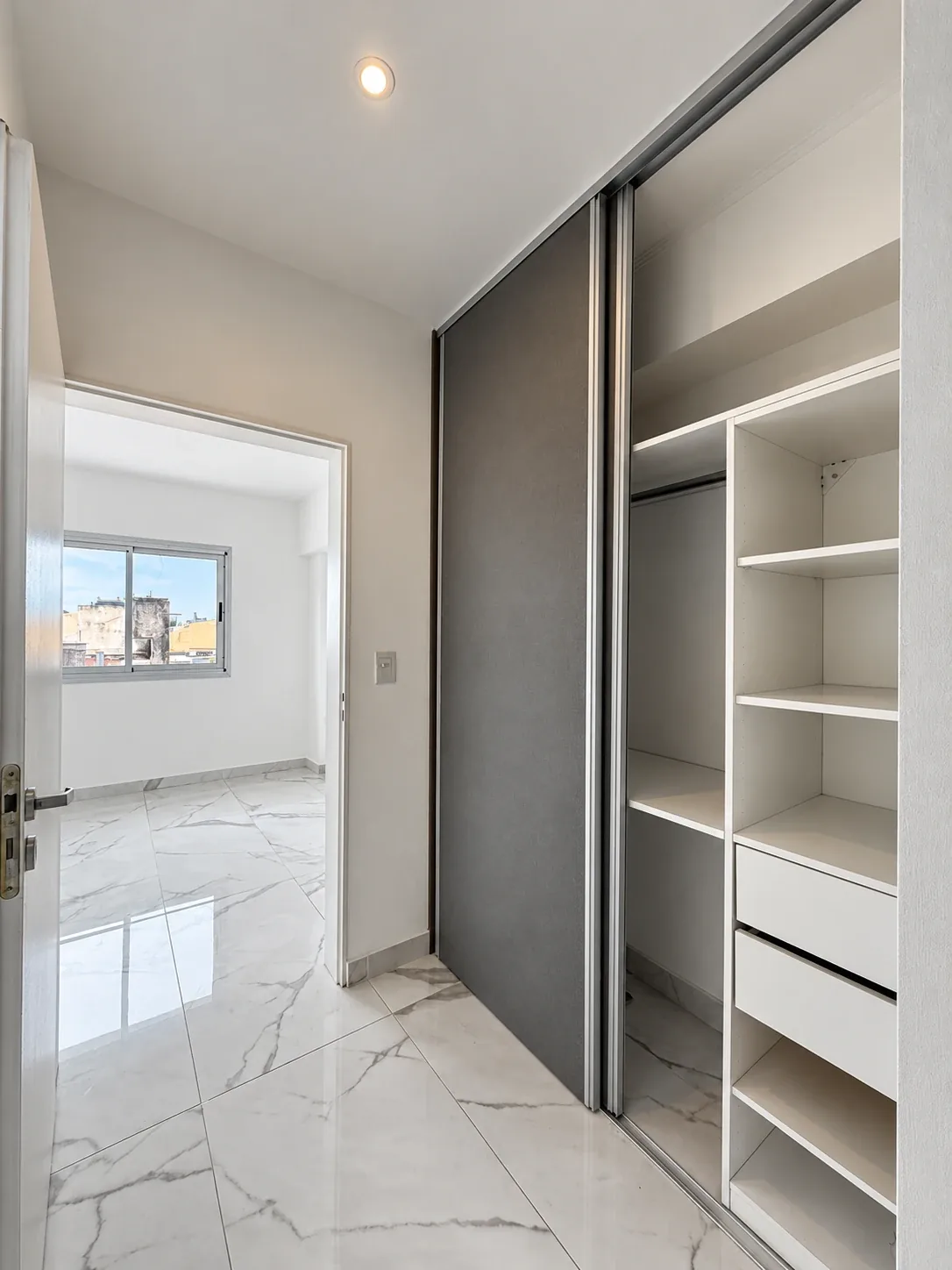 Placard con estantes y cajones, en el paso hacia el dormitorio