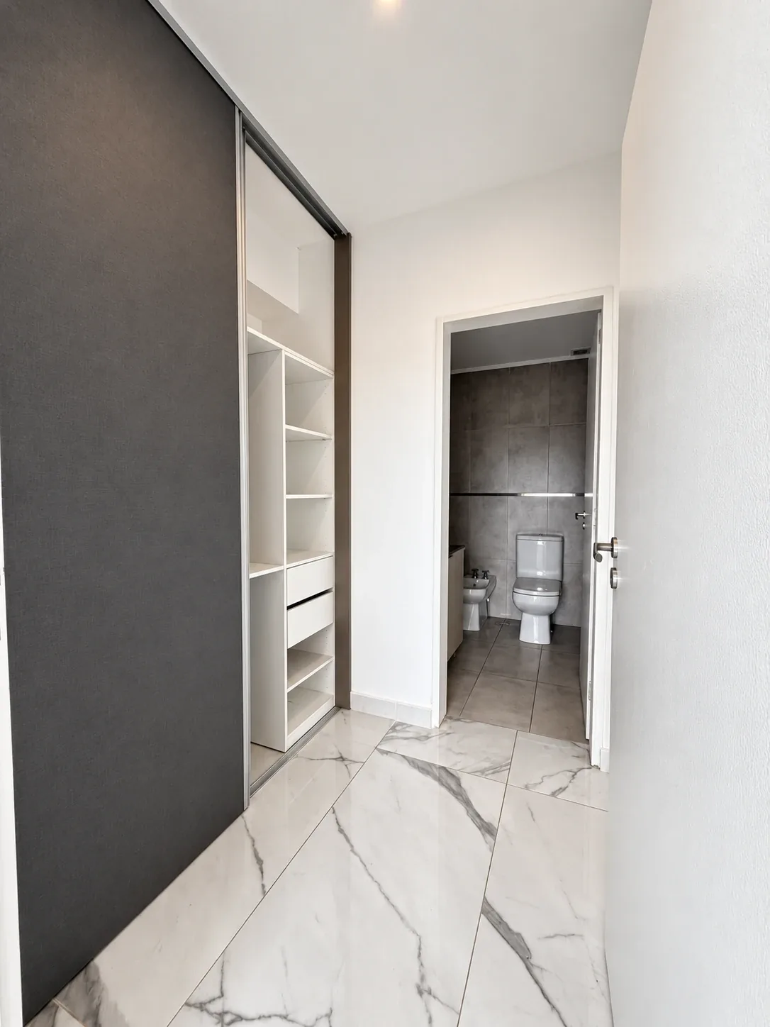 El placard, de puertas corredizas, y el acceso al baño