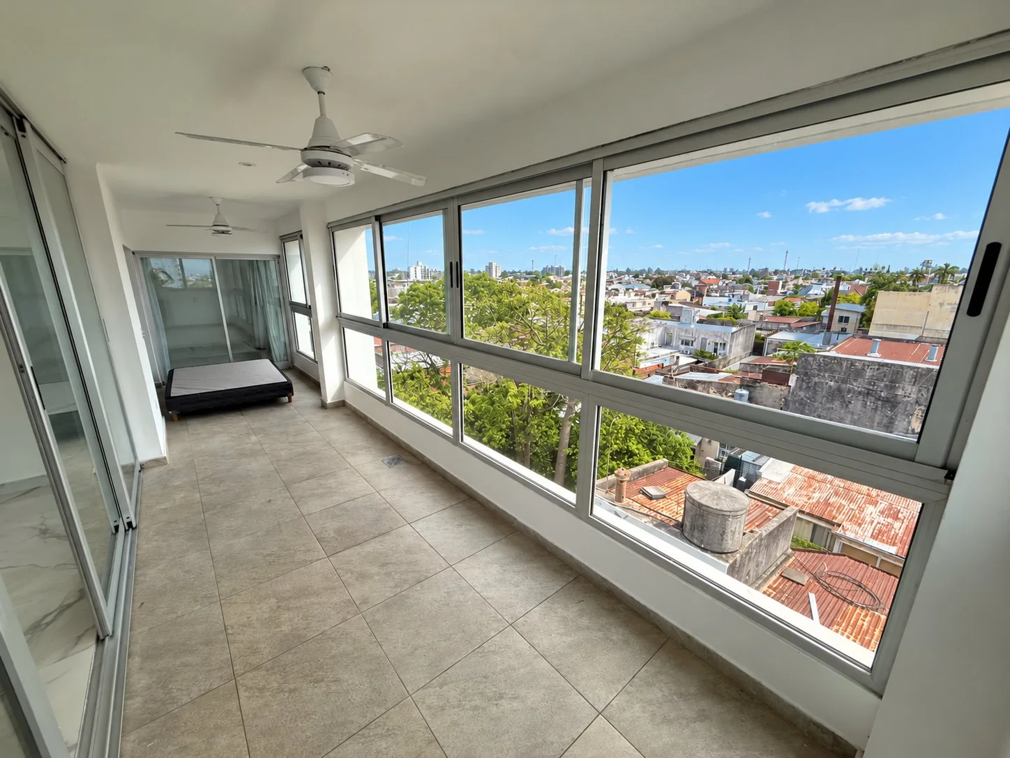 El balcón cerrado, con ventanales de punta a punta y vistas a toda la ciudad