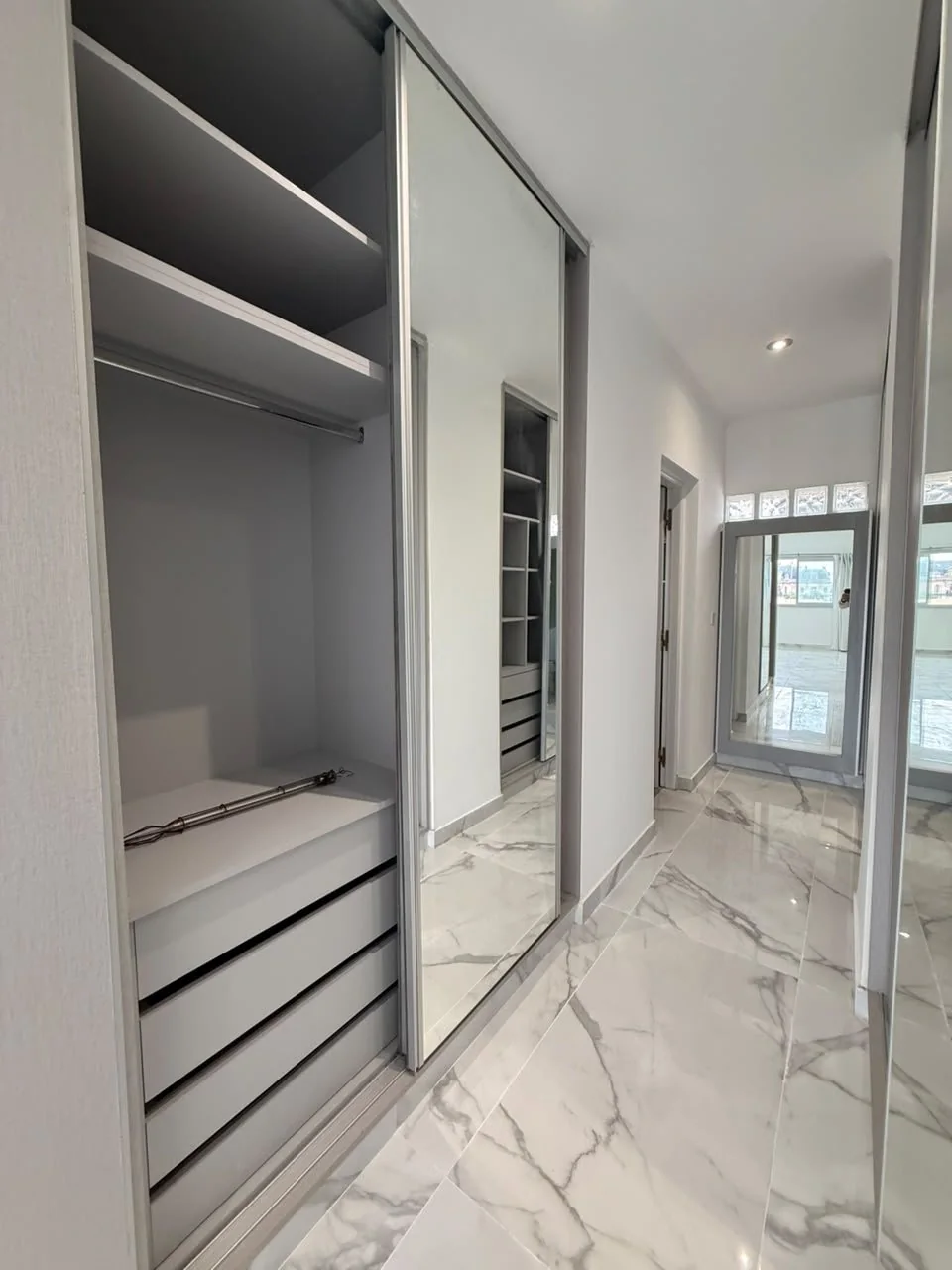 El vestidor, con estantes, barral y cajoneras