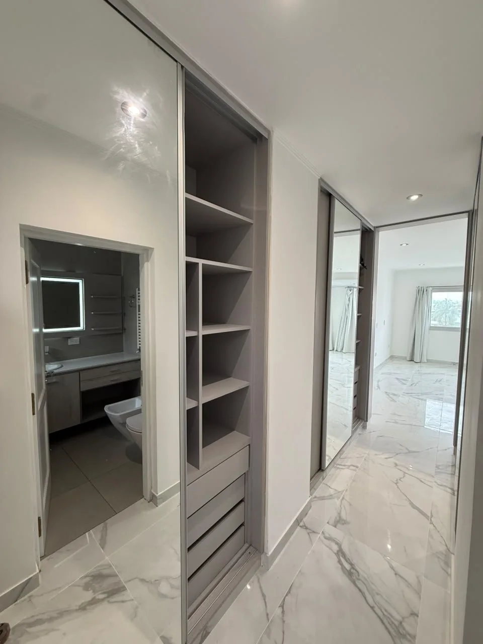 El vestidor, entre el dormitorio principal y el baño de la suite