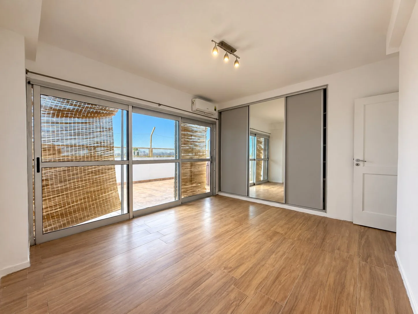 El mismo dormitorio, con salida al balcón descubierto