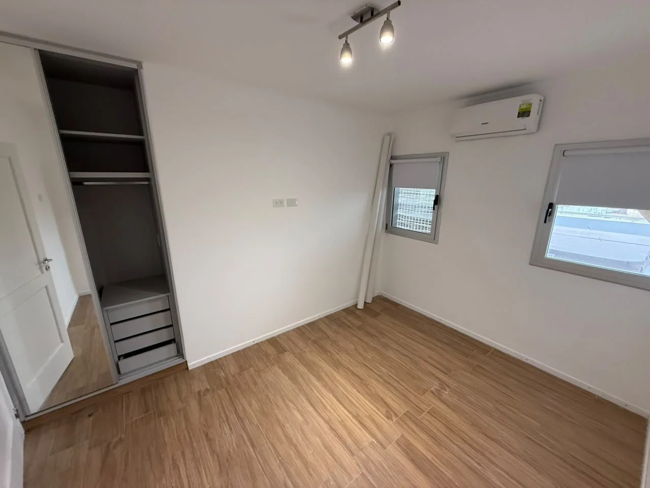 El mismo dormitorio, con placard con cajonera y barral