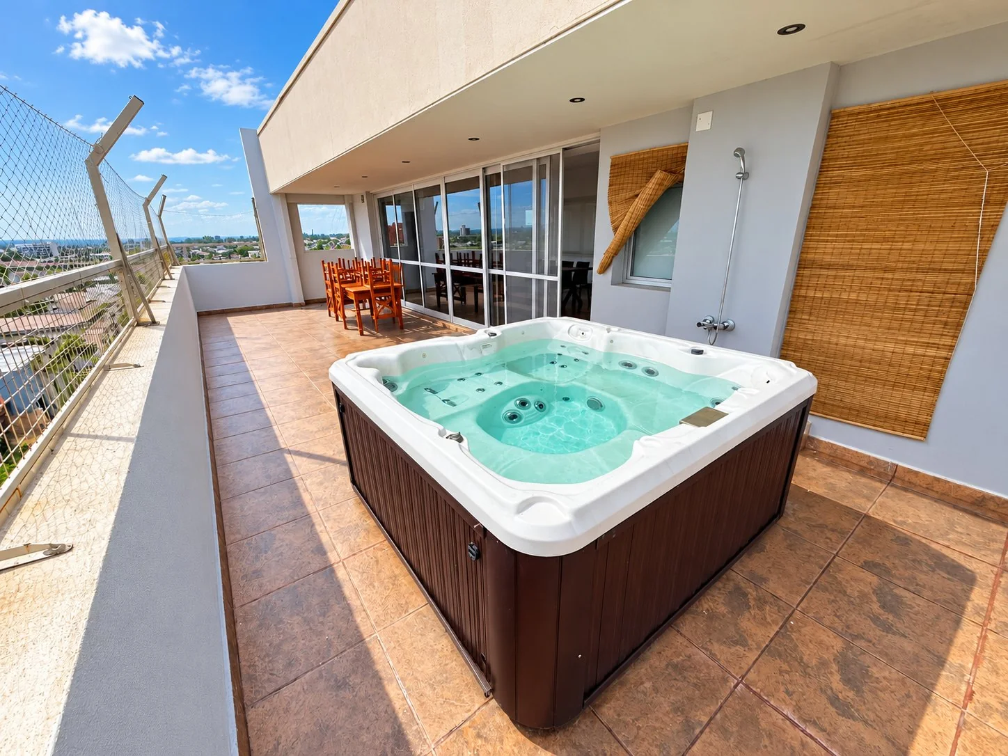 El jacuzzi para cuatro personas en el balcón descubierto, junto al quincho