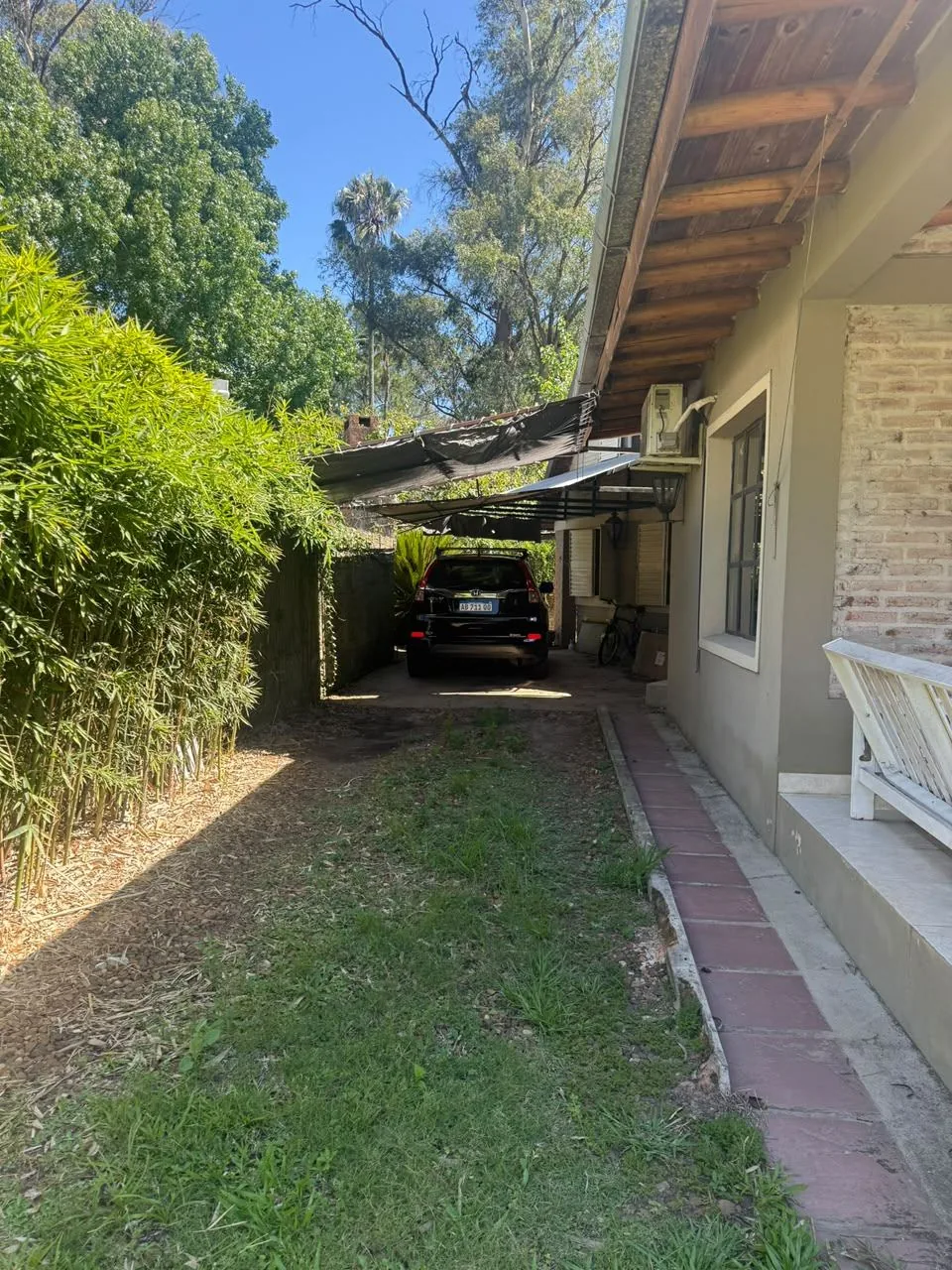 Garage semicubierto, con acceso por el lateral de la casa
