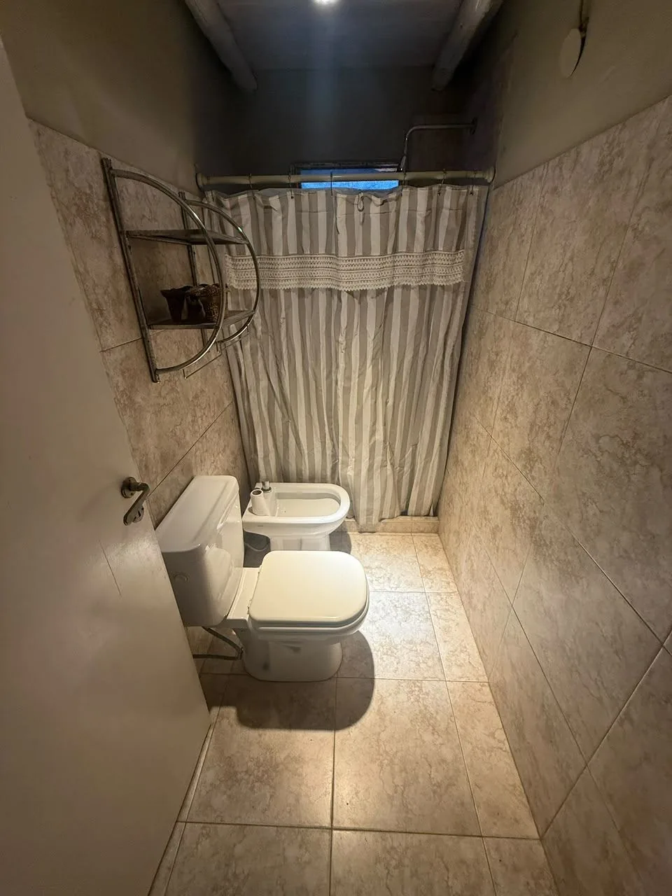 Tercer baño, completo, con ducha, inodoro y bidet