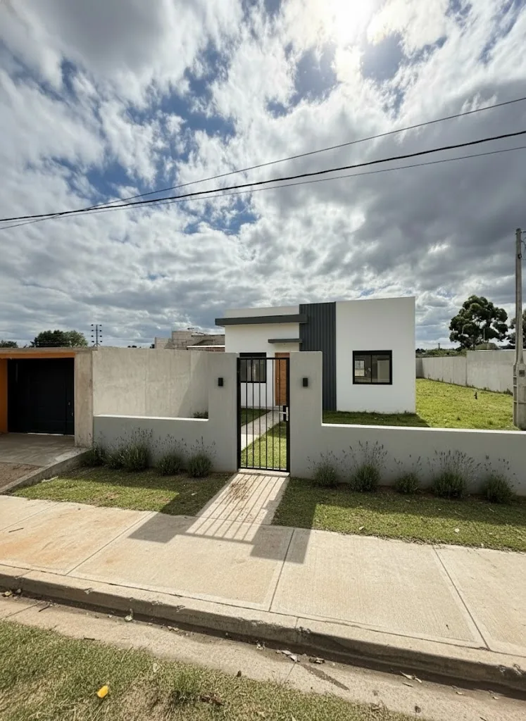 Así podría verse una casa construida en el lote · Imagen ambientada con IA