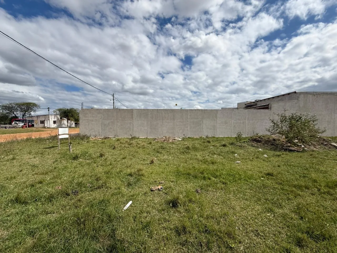 Otra vista del lote, con el muro lindero al fondo